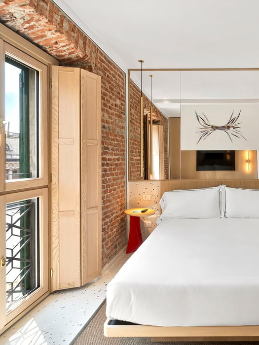 Detalle de Habitación Doble Superior con cama de matrimonio y gran ventana