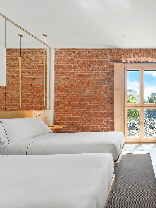 Detalle de Habitación Doble Deluxe con camas separadas y gran ventana