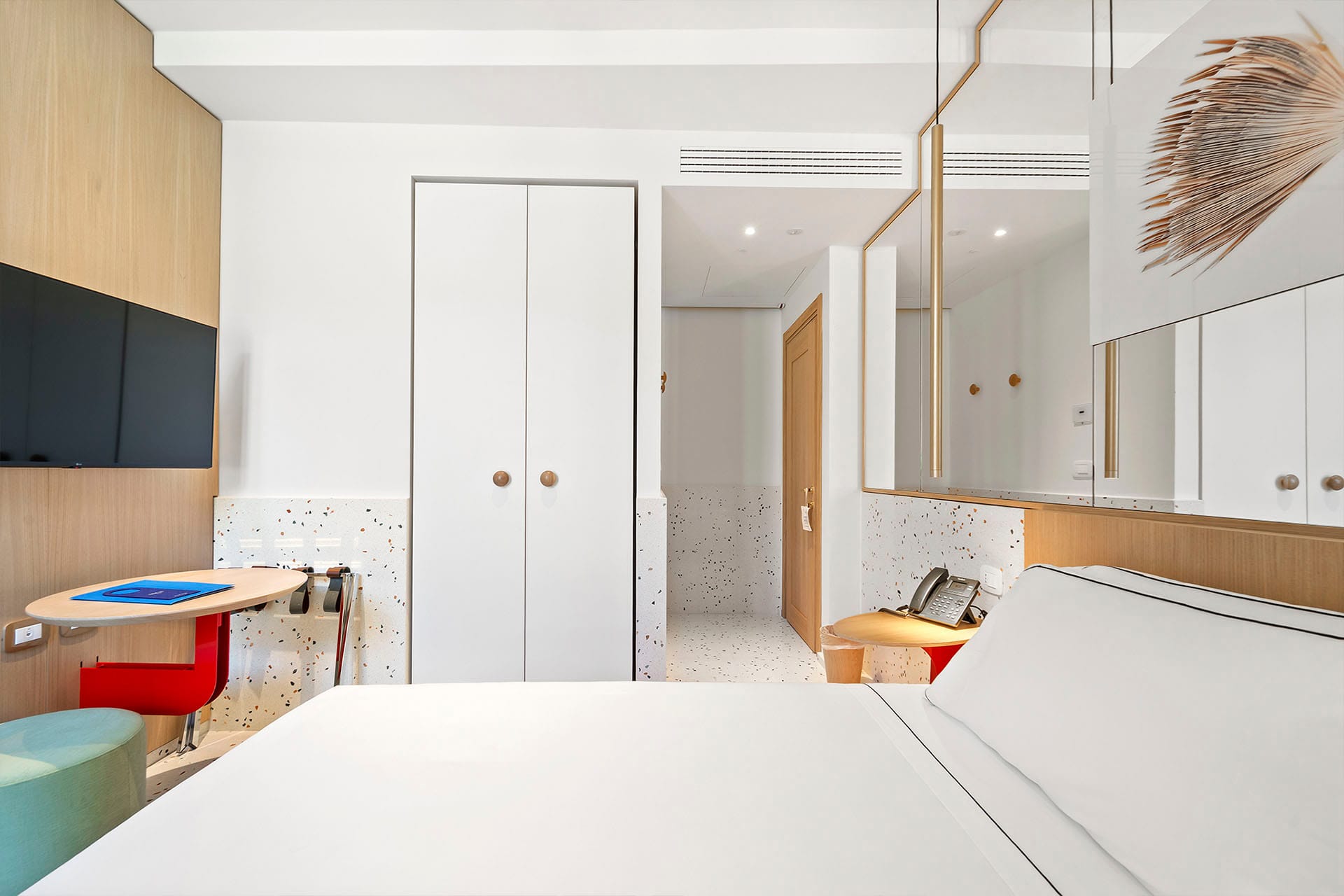 Detail of bathroom with green ceiling, single room – Hotel Milu Milan