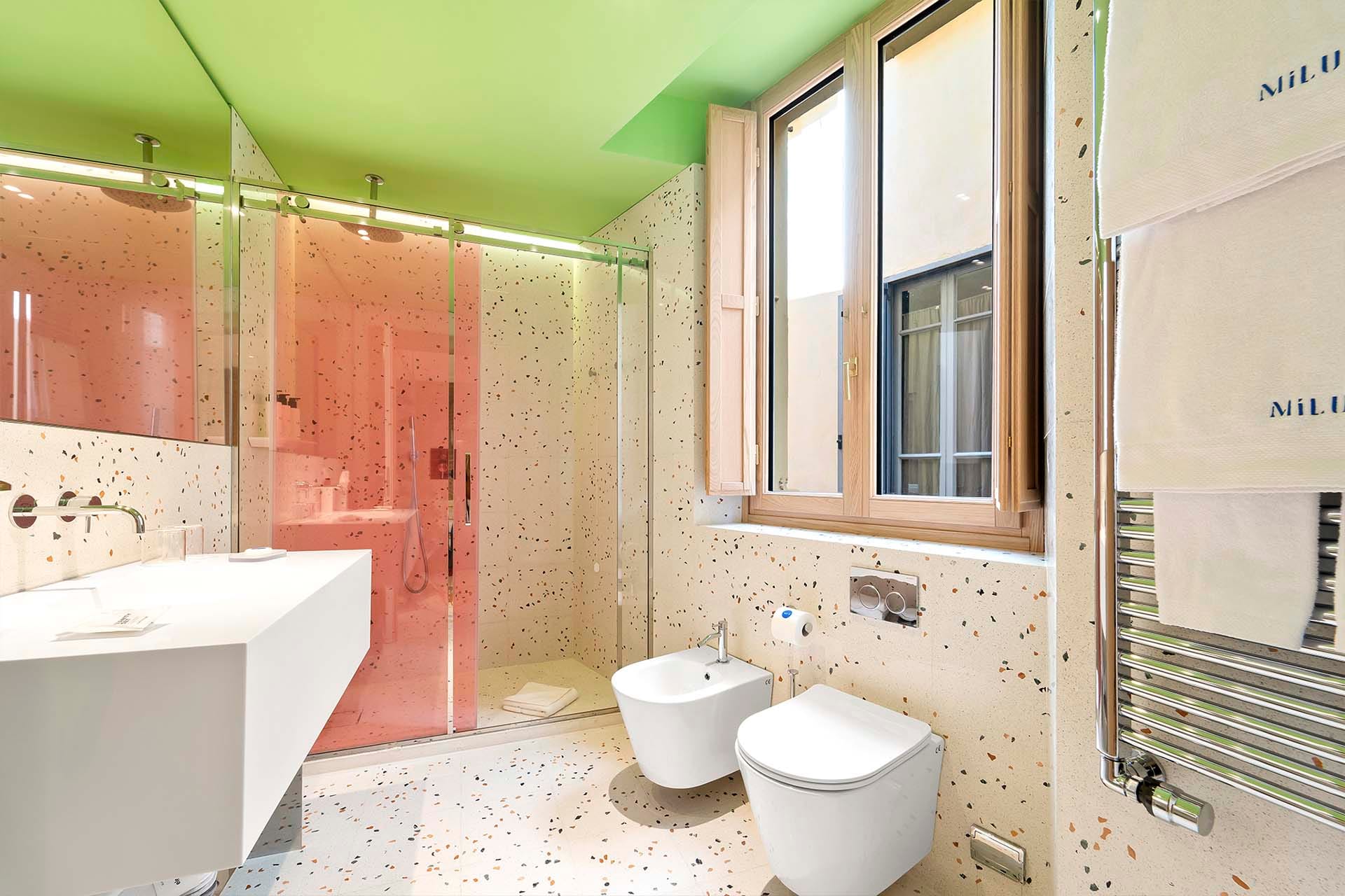 Detail of Deluxe Double Room with double bed and exposed brick wall – Hotel Milu Milano