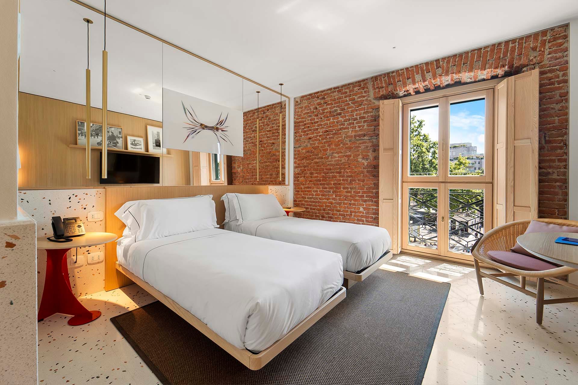 Detail of Deluxe Twin Room with separate beds and bedside tables – Hotel Milu Milan