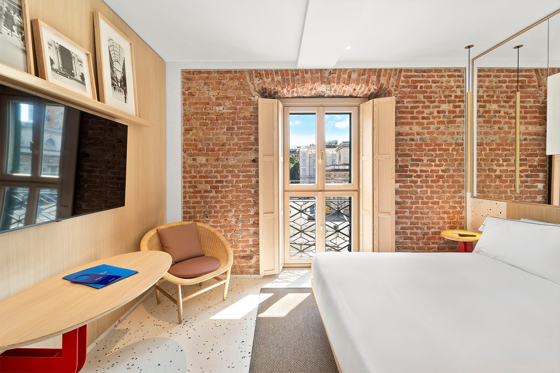 Detail of Superior Double Room with double bed and round wall mirror