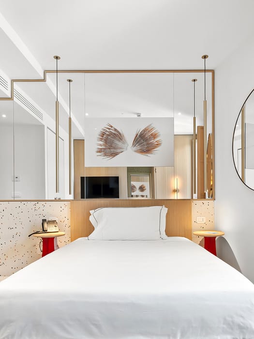 Detalle de habitación individual con cama