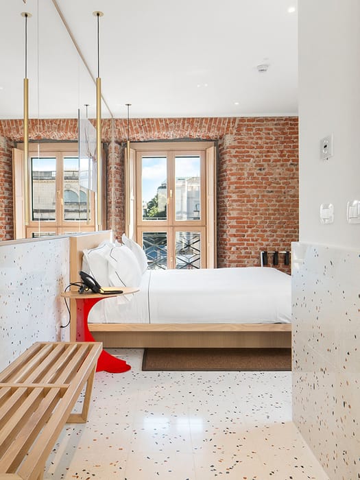 Detalle de Habitación Doble Comfort con cama de matrimonio y gran ventana