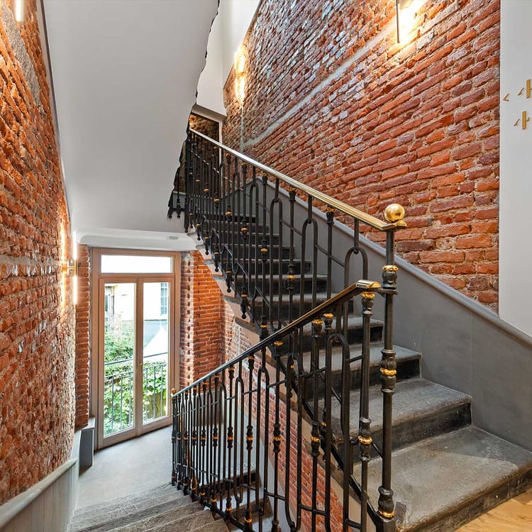 Detalle de las escaleras interiores de hierro forjado del Hotel Milu Milán