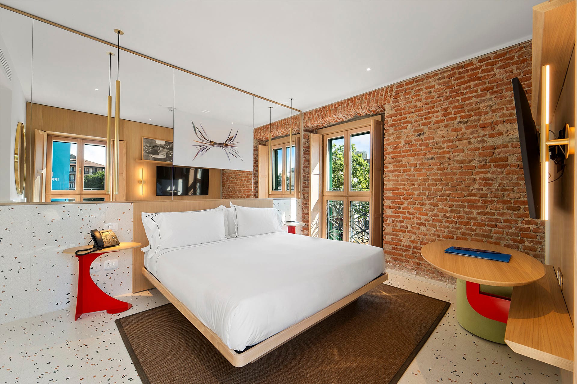 Detail of Comfort Double Room with a king-size bed at Hotel Milu Milan