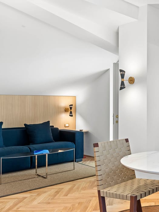 Detalle de Habitación Cuádruple Prestige con zona de estar y cómodo sofá