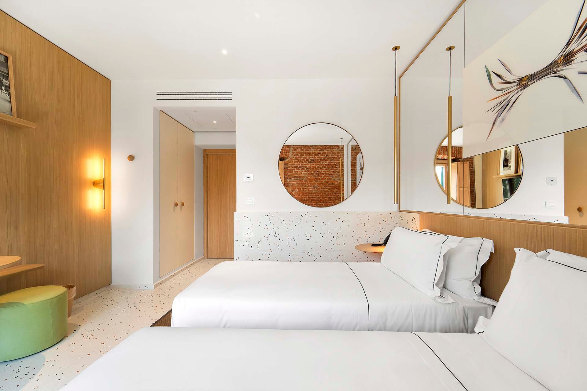 Detail of Deluxe Twin Room with window and exposed brick wall – Hotel Milu Milan